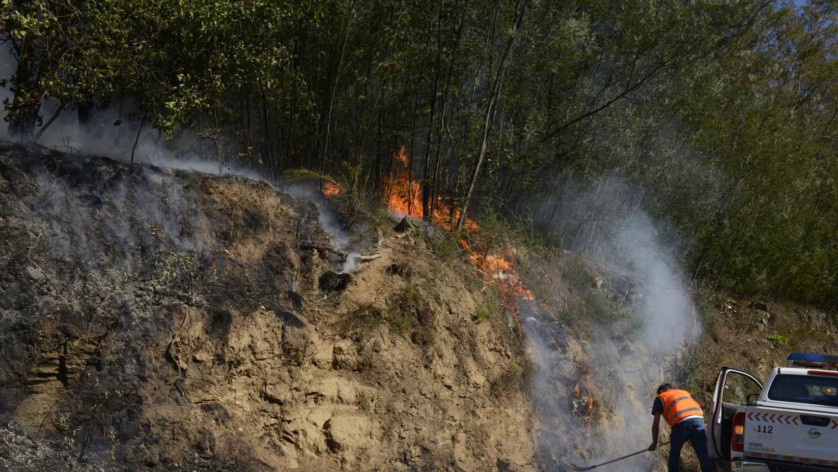 Protección Civil en el incendio de Castrelo de Miño (Ourense).