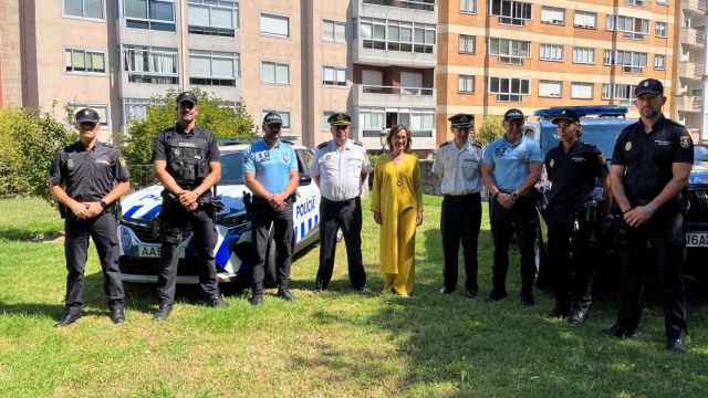 Maica Larriba da la bienvenida a los agentes portugueses que patrullarán en Vigo durante varios días.