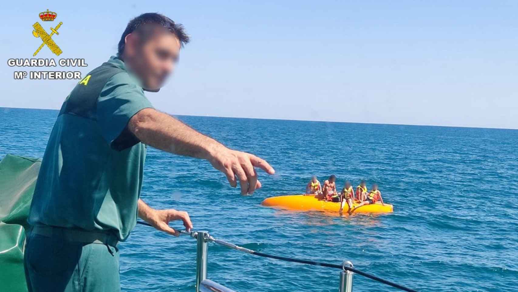 Otra imagen de la Guardia Civil sobre el rescate a parte de la familia a la deriva.