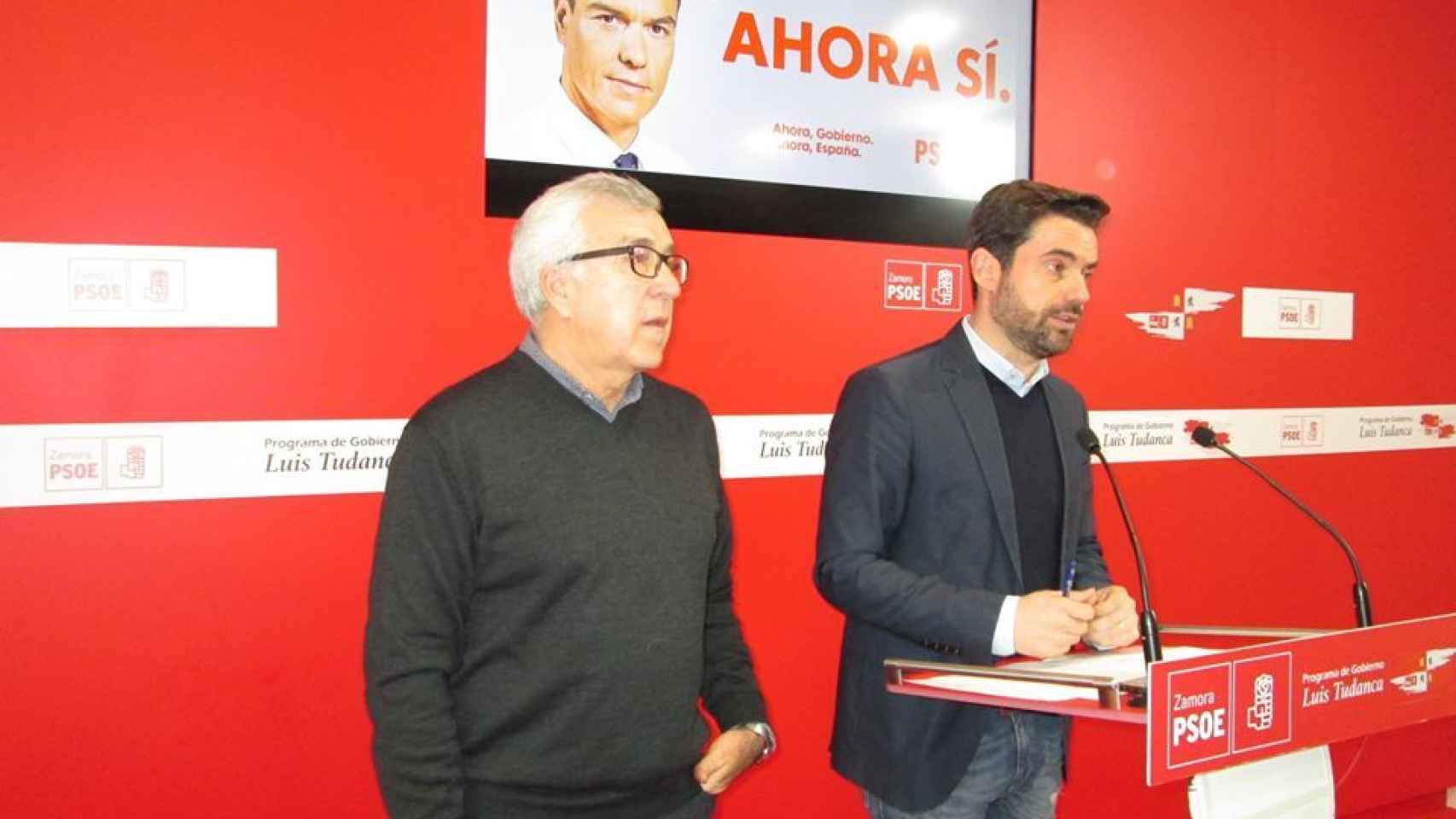 Antidio Fagúndez y José Fernández en una rueda de prensa en la sede socialista de Zamora