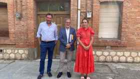 El alcalde de Valladolid, Óscar Puente, junto con el concejal de Urbanismo, Manuel Saravia, y la presidenta en funciones de la CHD, Diana Martín, en la presentación de las viviendas destinadas a los jóvenes en la calle Canal