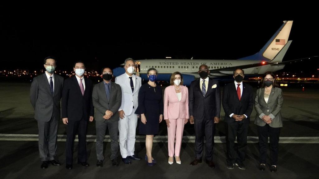 Nancy Pelosi a su llegada al aeropuerto de Taipéi, en Taiwán.