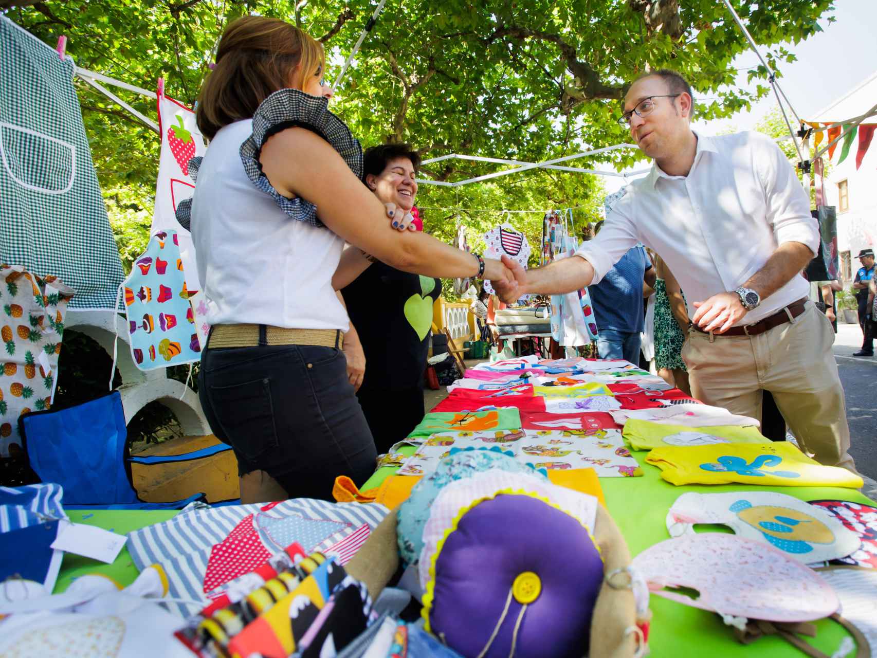 El alcalde de Ciudad Rodrigo, Marcos Iglesias, visita los puestos de venta en el Martes Chico
