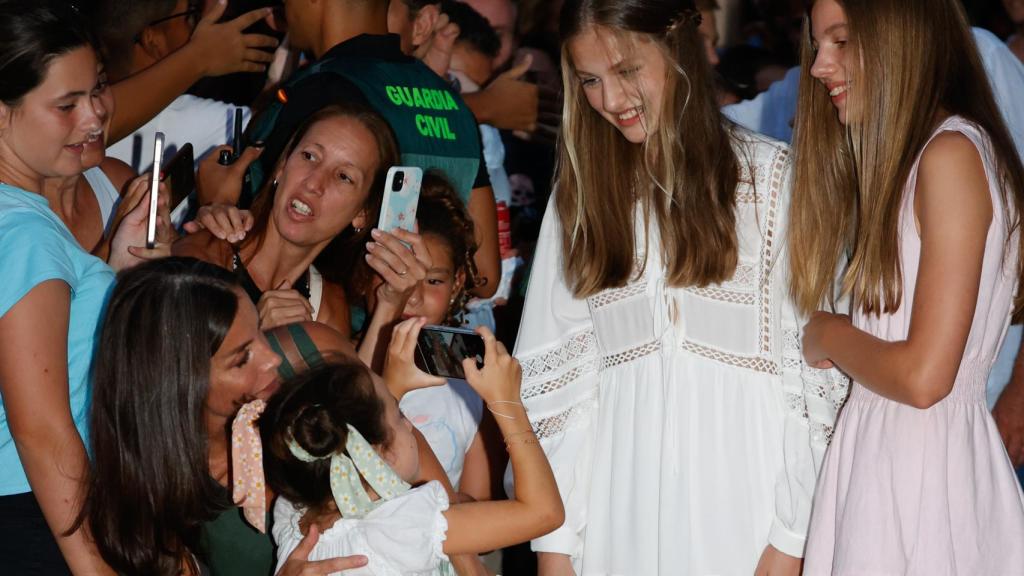 Letizia, muy cercana con quienes esperaban a la Familia Real para hacerse fotos.