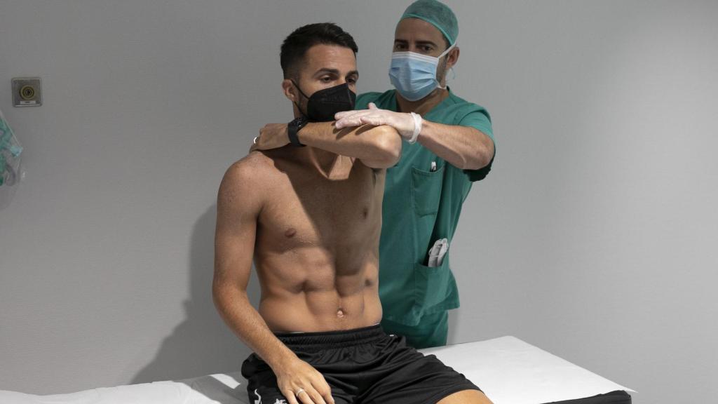 Kirian Rodríguez junto al equipo médico de la UD Las Palmas