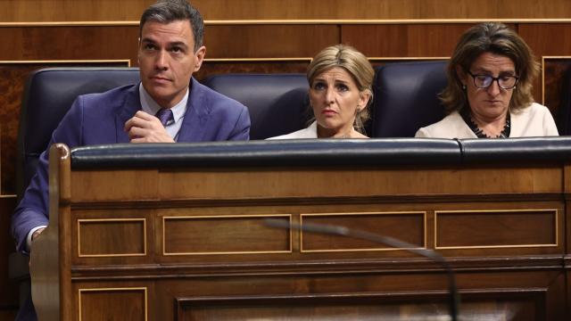 Pedro Sánchez, presidente del Gobierno, y la vicepresidentas Yolanda Diaz y Teresa Ribera, en el Congreso de los Diputados.