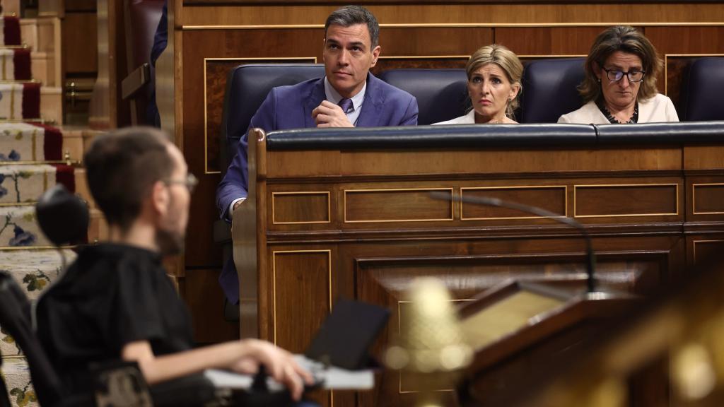 Pedro Sánchez, presidente del Gobierno, y la vicepresidentas Yolanda Diaz y Teresa Ribera, en el Congreso de los Diputados.