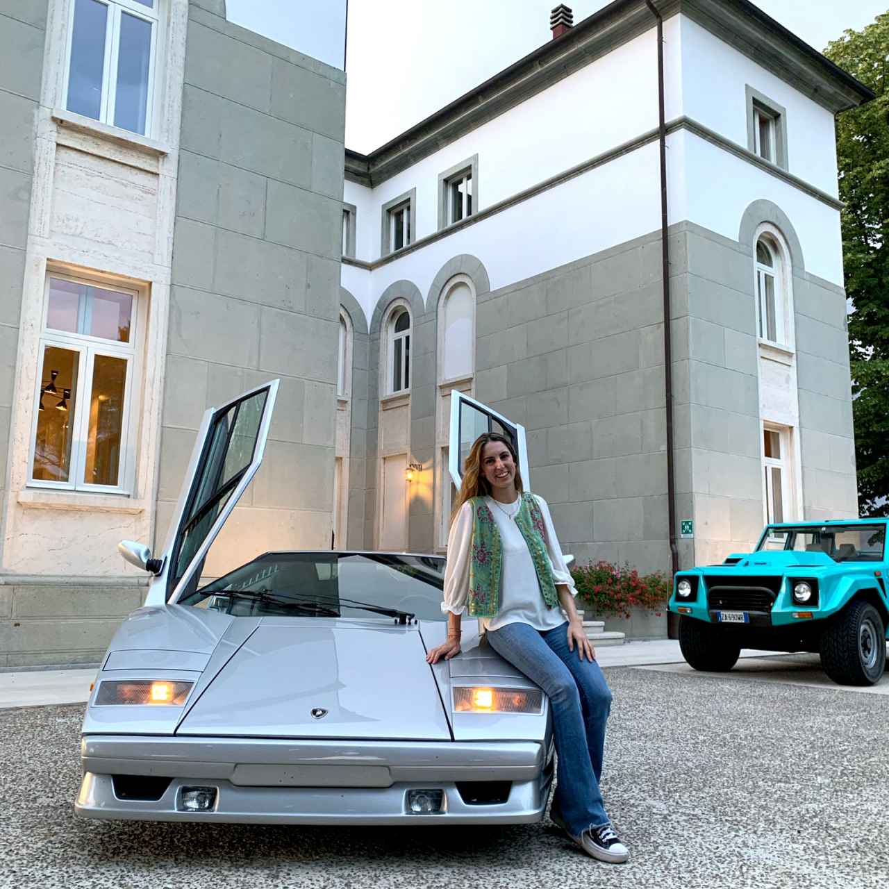 Itziar Echave-Sustaeta, redactora de Motor de EL ESPAÑOL, apoyada en el Lamborghini Countach 25 aniversario.