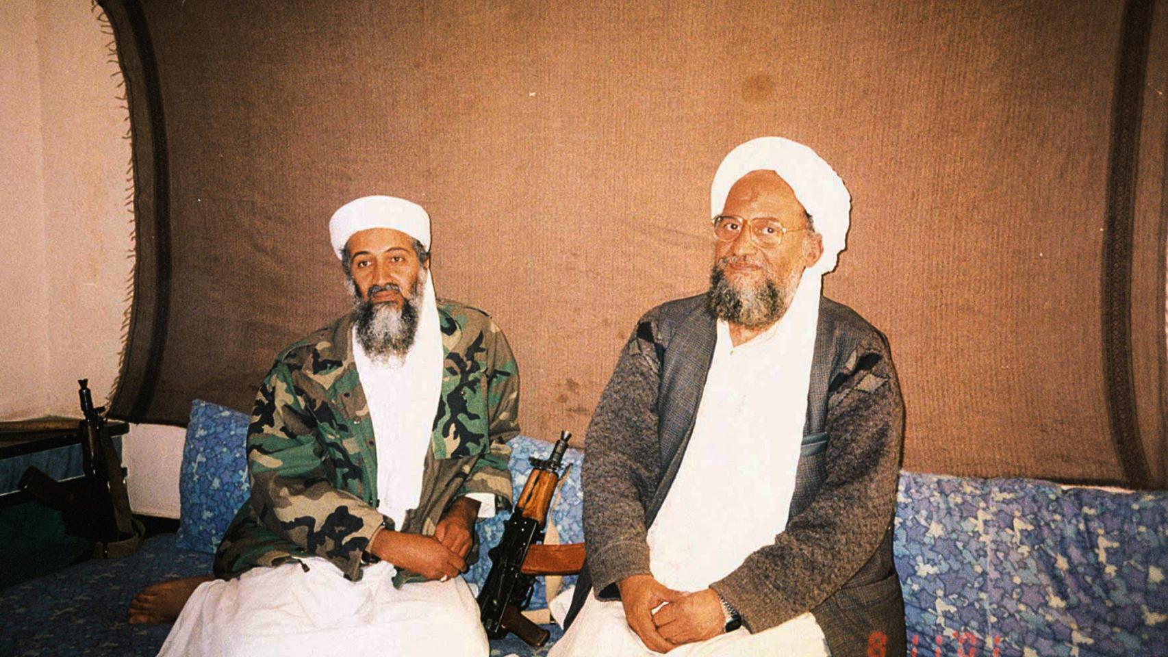 Osama bin Laden (izquierda) y Ayman al Zawahiri, en una imagen tomada en Afganistán en noviembre de 2001.