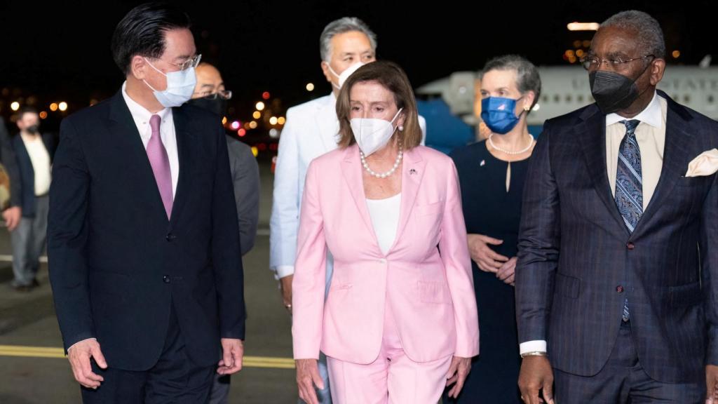 El Ministro de Relaciones Exteriores de Taiwán, Joseph Wu, da la bienvenida a la Presidenta de la Cámara de Representantes de los Estados Unidos, Nancy Pelosi , en el Aeropuerto de Taipei