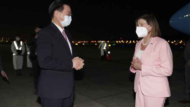 La presidenta de la Cámara de Representantes de EEUU, Nancy Pelosi, a su llegada a Taipei saludando al ministro de Exteriores taiwanés, Joseph Wu.