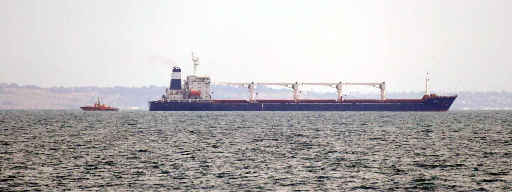 Barco 'Razoni', con bandera de Sierra Leona, con miles de toneladas de trigo ucraniano.