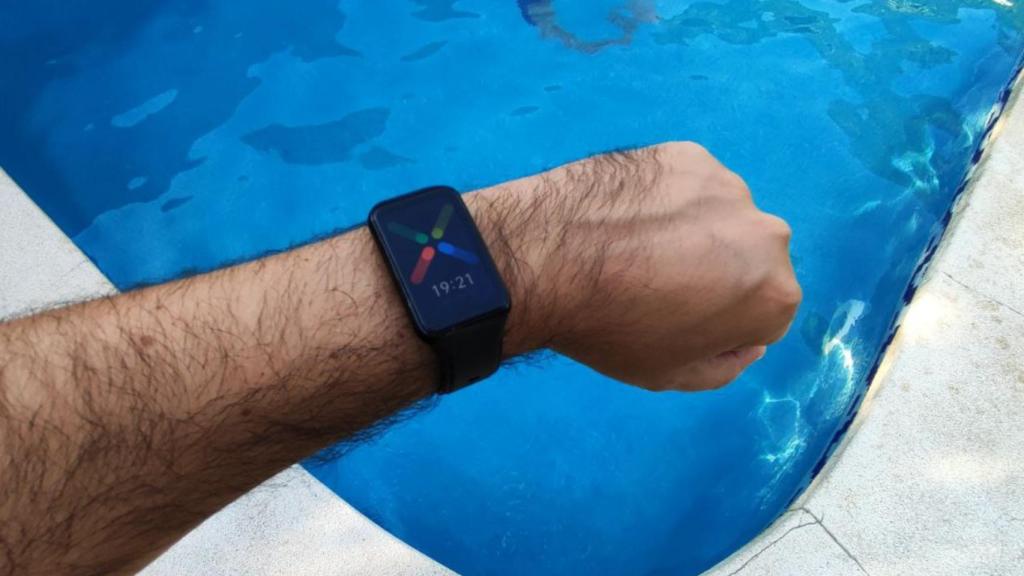 Oppo Watch Free en la piscina