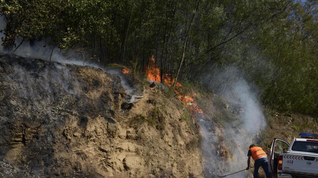 Efectivos de Protección Civil colaboran en la extinción del incendio de Castrelo de Miño.