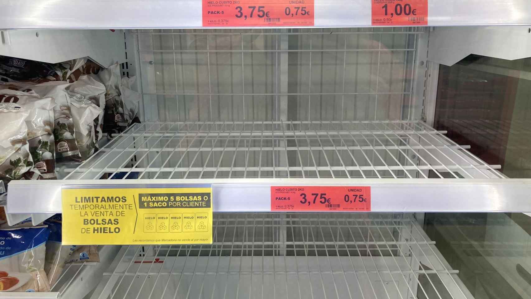 Congelador vacío de un supermercado