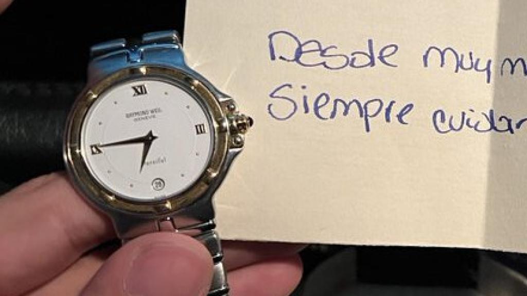 La imagen del reloj que le han regalado al tuitero.