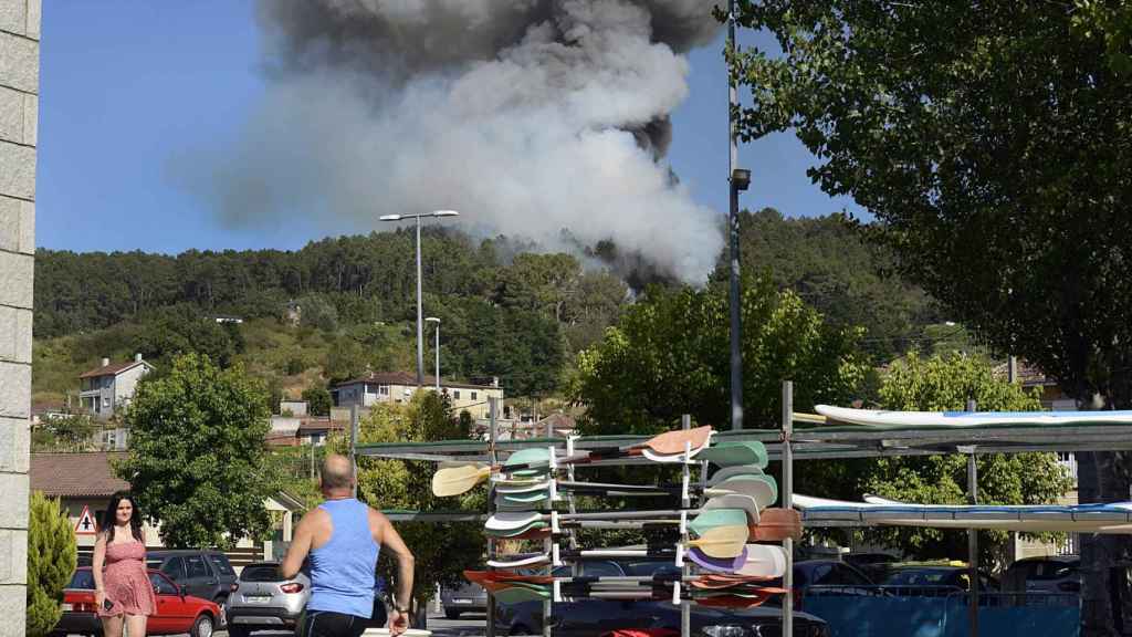Vista del incendio desde el embalse de Castrelo de Miño (Ourense).