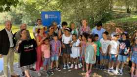 Fabiola García recibe a los niños saharauis que pasarán en el verano en el Galicia gracias al programa Vacaciones en Paz.