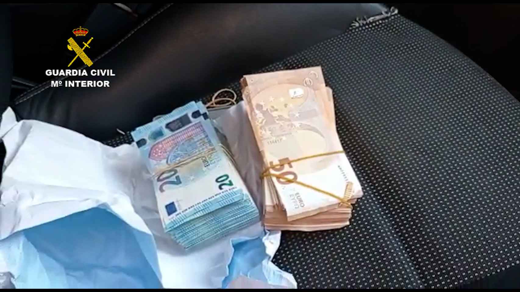 El dinero encontrado en el coche del segundo detenido.