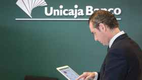 Un cliente de Unicaja opera a través de la app del banco
