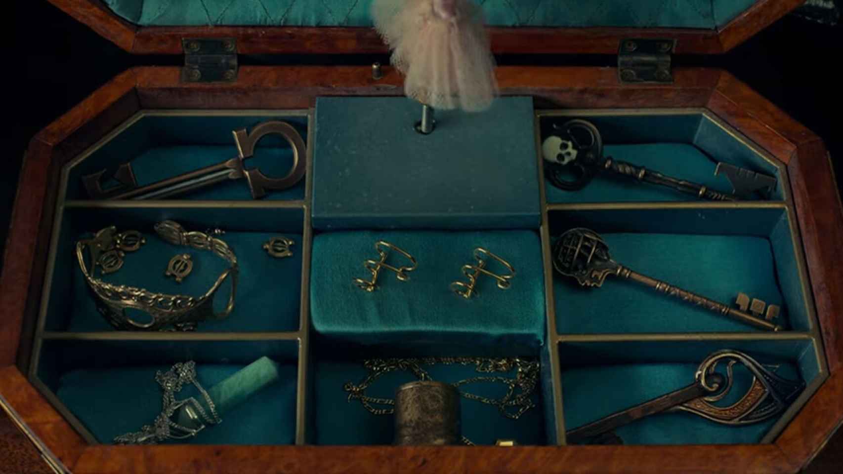 Baúl con algunas de las llaves de la serie.