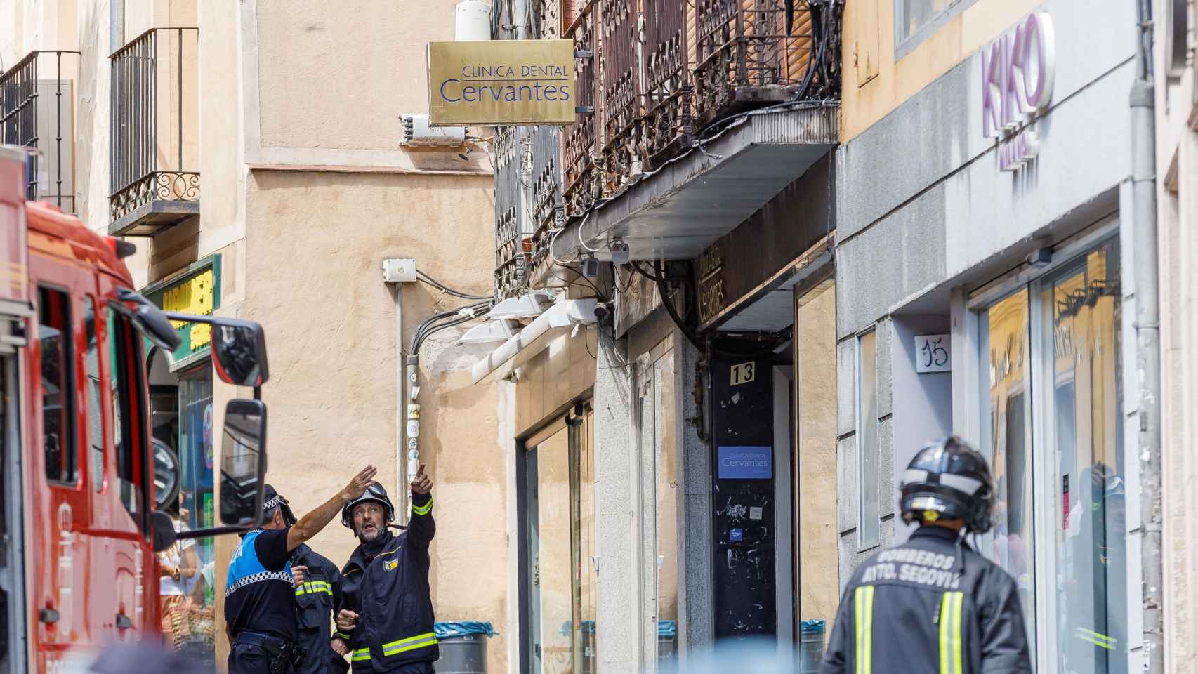 Un cortocircuito provoca un incendio en una céntrica calle de Segovia