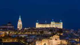 Una panorámica nocturna del Casco Histórico de Toledo con sus monumentos iluminados.