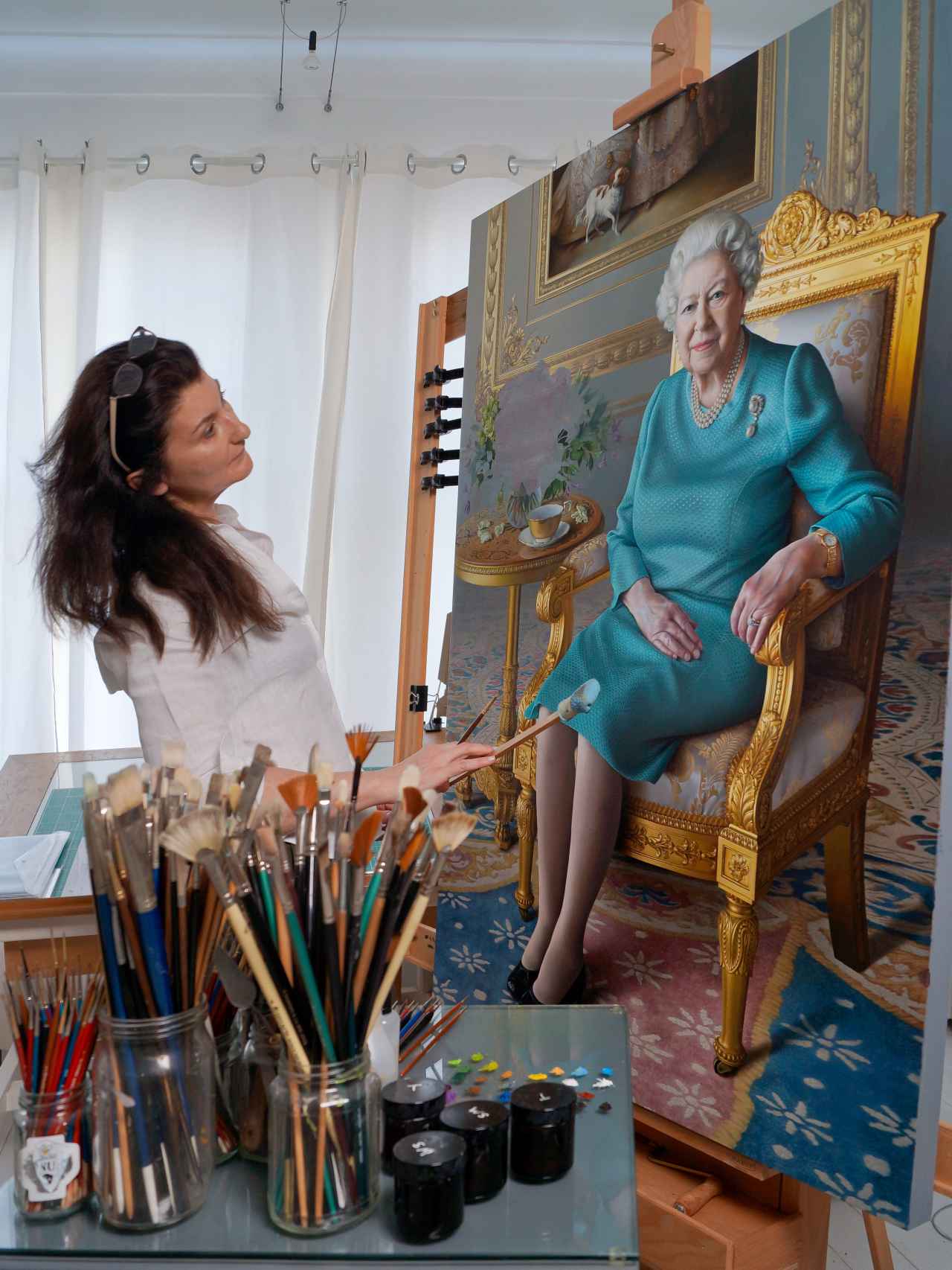 La artista, trabajando en el retrato de la soberana británica.