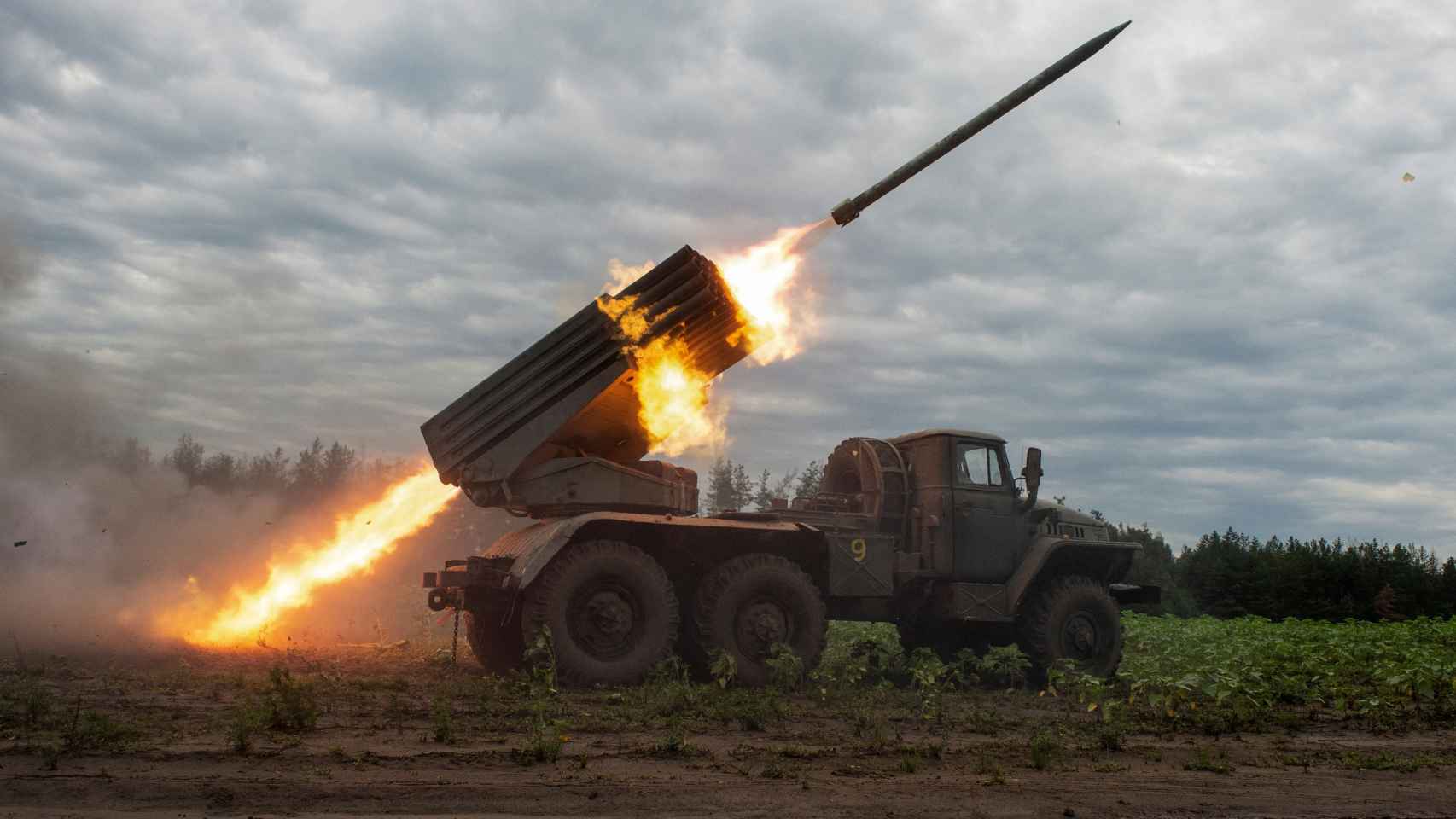 Soldados ucranianos realizan maniobras militares.
