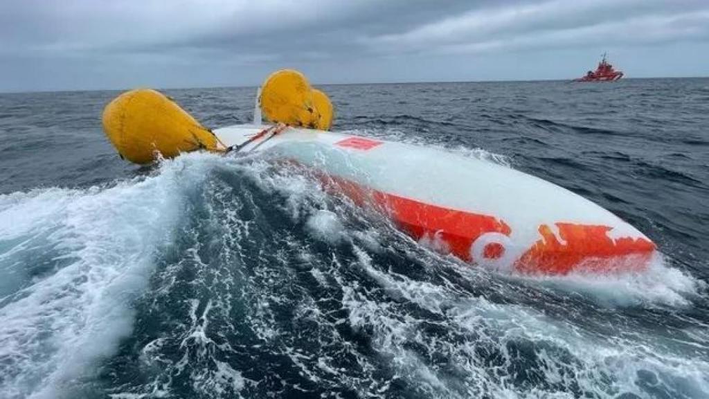 Velero volcado del superviviente tras 16 horas en el mar.