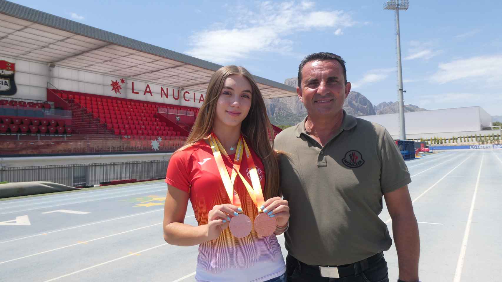 Sara Navarro con sus dos medallas de bronce del nacional sub 16 junto a Bernabé Cano, alcalde de La Nucía