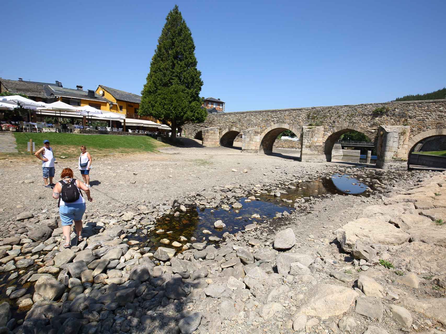 El río Meruelo a su paso por la localidad leonesa de Molinaseca, con muy poco agua debido a la sequía.