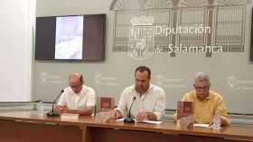 El autor, Mariano Vallejo, el diputado de Cultura, David Mingo, y el director del Ides, Paco Blanco