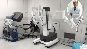 Fotomontaje del doctor Amón con el robot Da Vinci de fondo