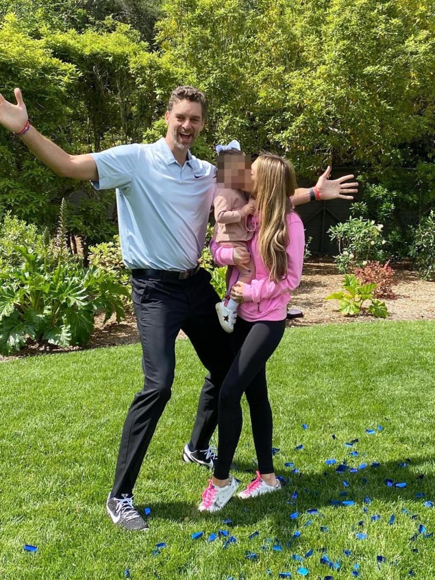 Pau Gasol y Cat McDonnell junto a su hija Ellie Gianna celebrando la espera de su segundo bebé.