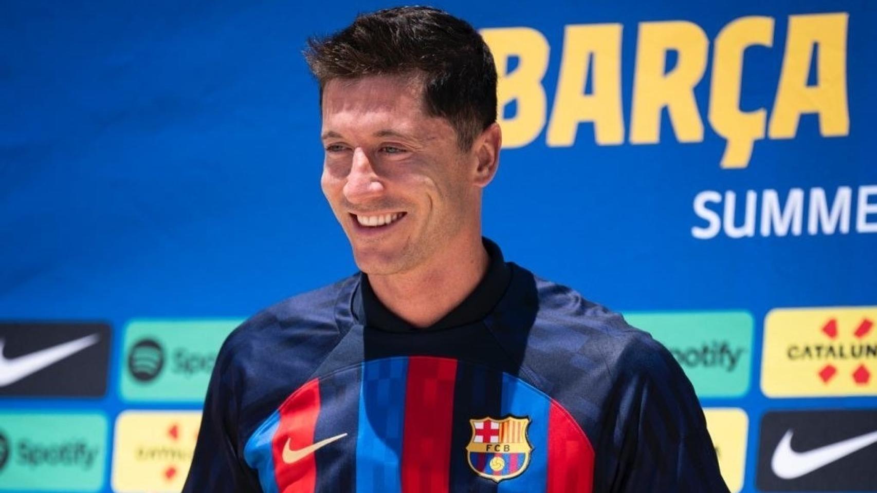 Robert Lewandowski durante su presentación con el Barça