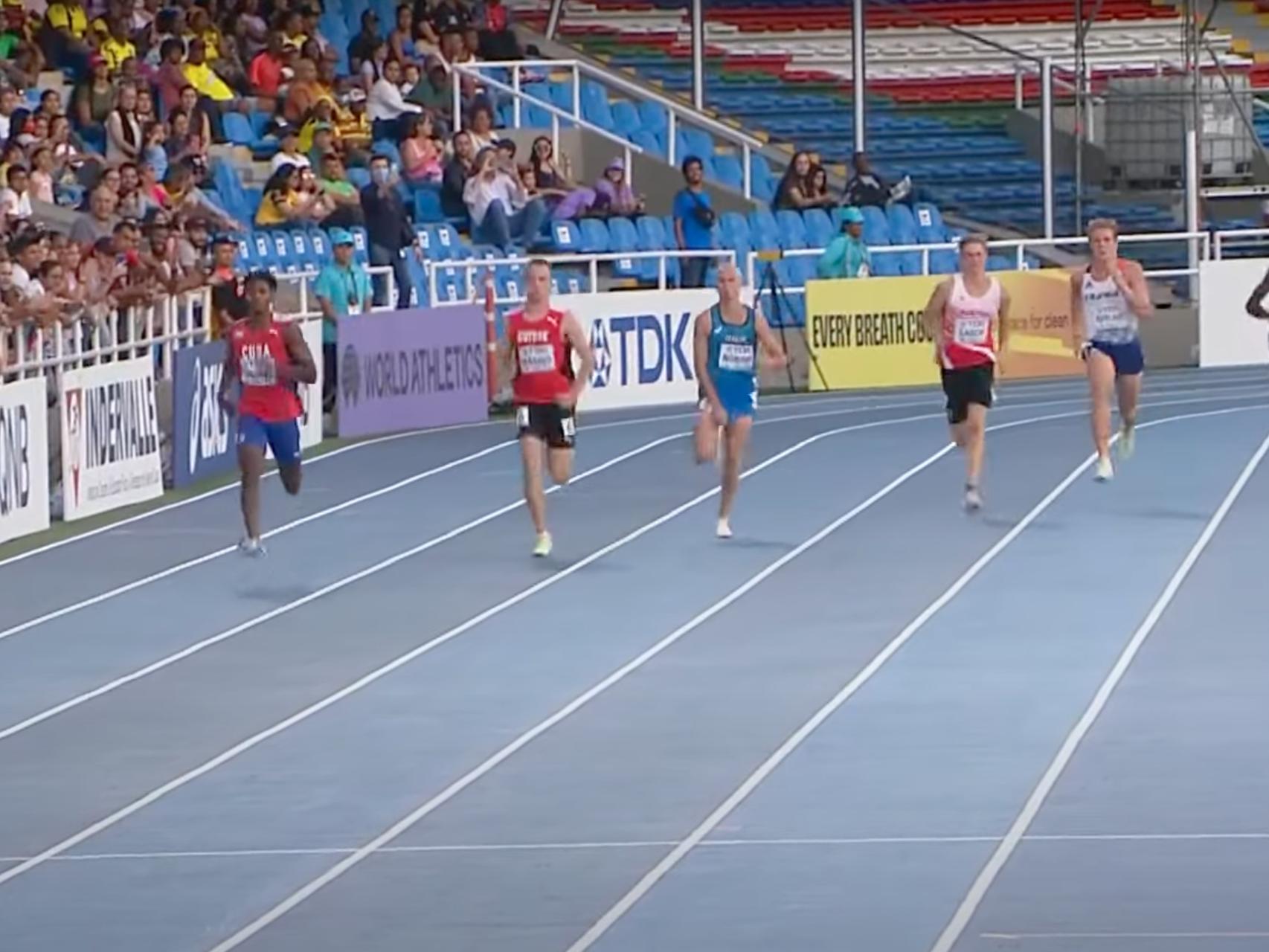 Vídeo: Un atleta corre sin calzoncillos en el Mundial sub20 y queda último  por no poder sujetarse el pene