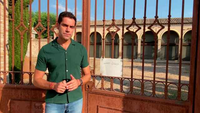 Julio Comendador a las puertas del centro cultural San Ildefonso de Toledo.