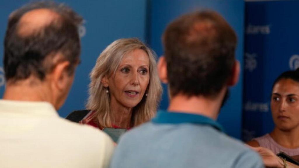 Marta González (PP) durante su intervención con los medios.