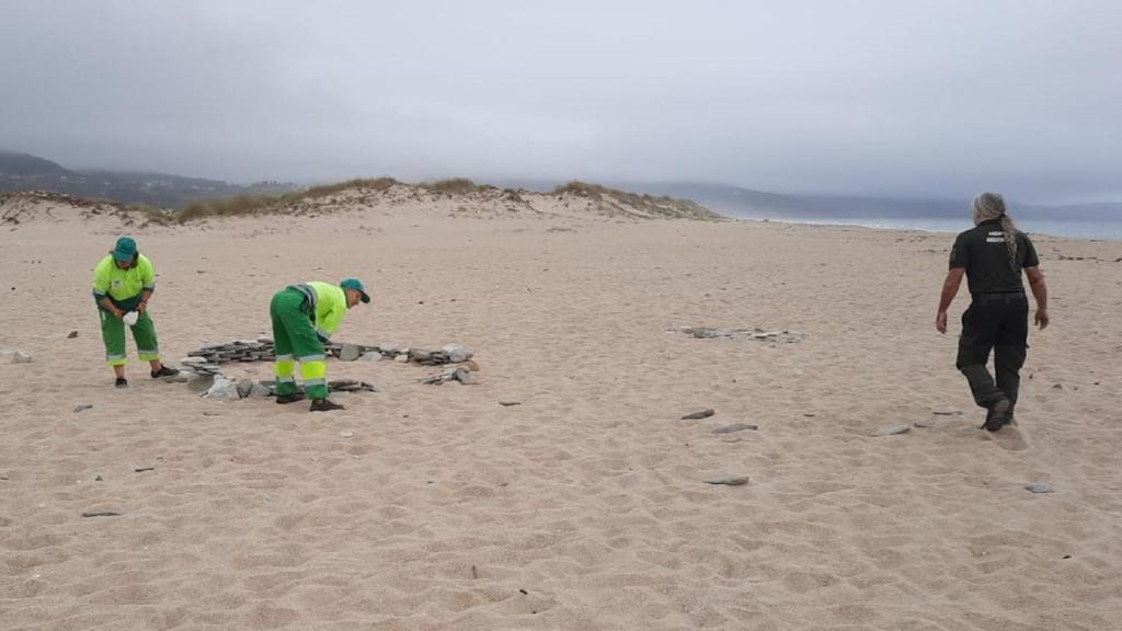 Retirada de piedras en la playa de Baldaio de Carballo.