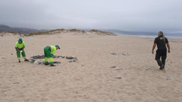 Retirada de piedras en la playa de Baldaio de Carballo.