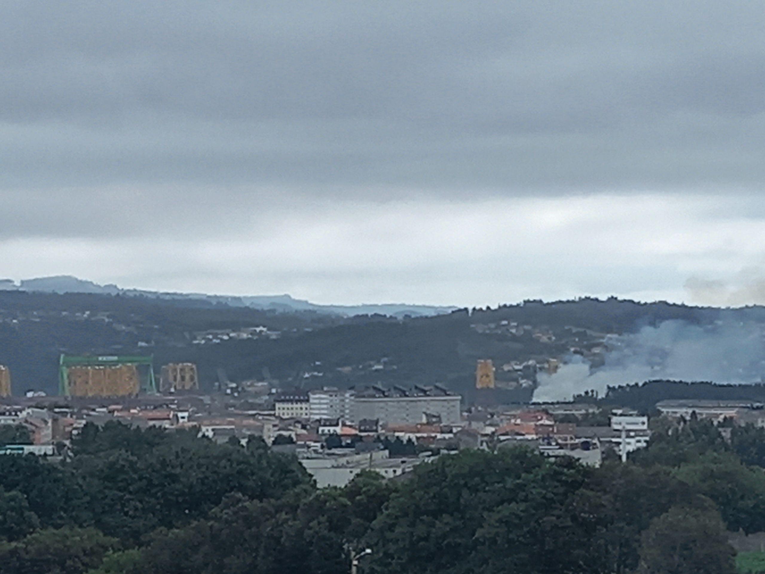 Columna de humo visible desde la zona de Leixa. Foto: Araceli Pita