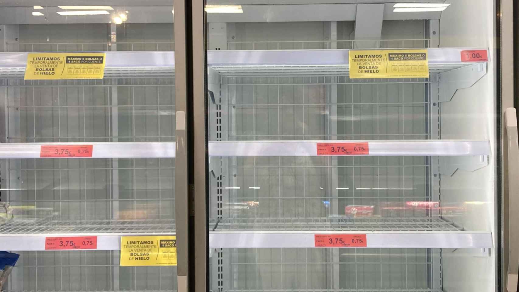 Estanterías de hielo vacías en un supermercado de Vigo.