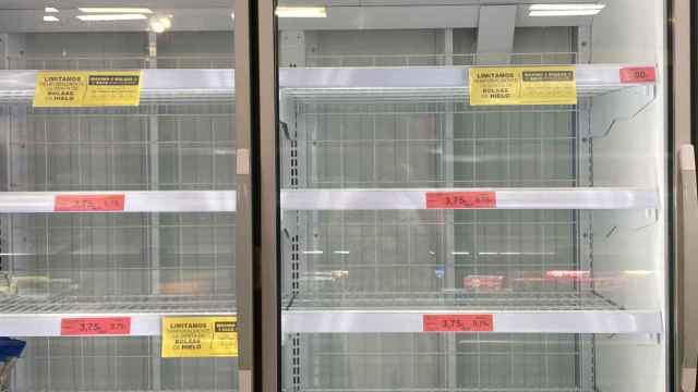 Estanterías de hielo vacías en un supermercado de Vigo.