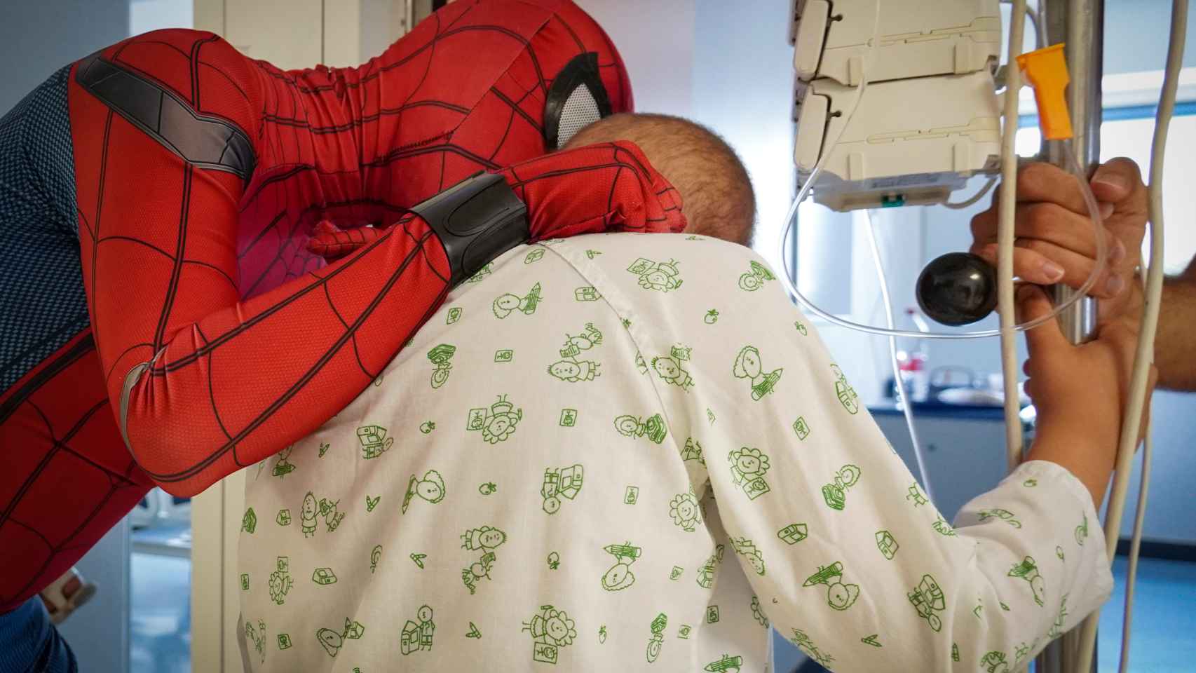 Spiderman, apoyando a su amigo.