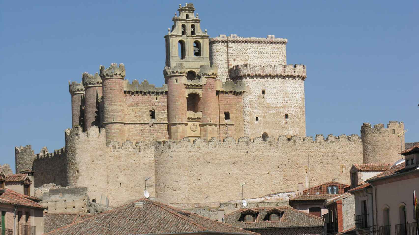 Vista de Turégano (Segovia), con su castillo-iglesia al fondo, donde, en 1483, se celebró uno de los dos sínodos convocados posteriormente por el obispo Juan Arias Dávila