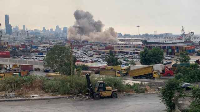 Se derrumban dos silos en Beirut coincidiendo con el aniversario de la explosión del puerto.