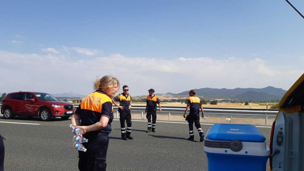 Protección Civil suministra agua a los conductores afectados en la AP-1