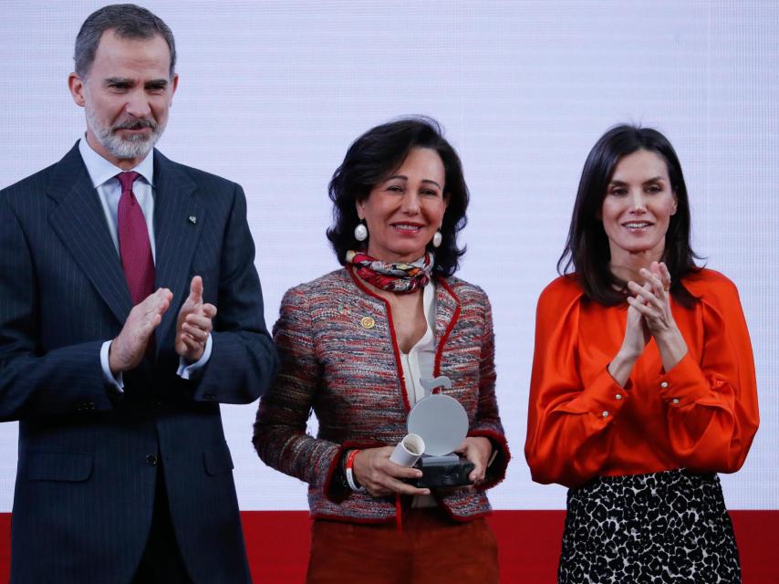 Los Reyes, en la entrega a Ana Botín de su acreditación como Embajadora Honoraria de la Marca España.