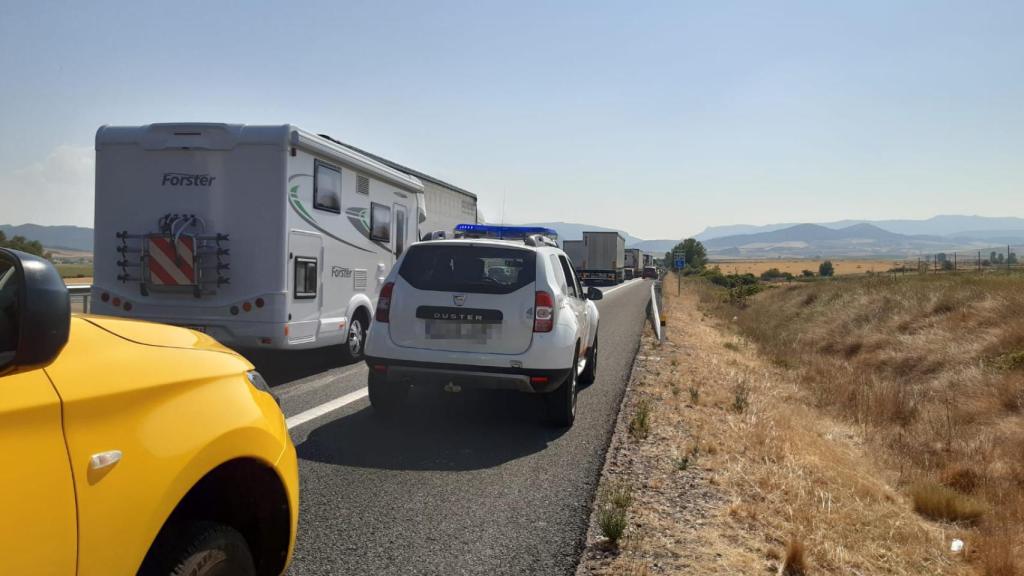 El cierre de la AP-1 por accidente obliga a suministrar agua a los cientos de conductores atrapados